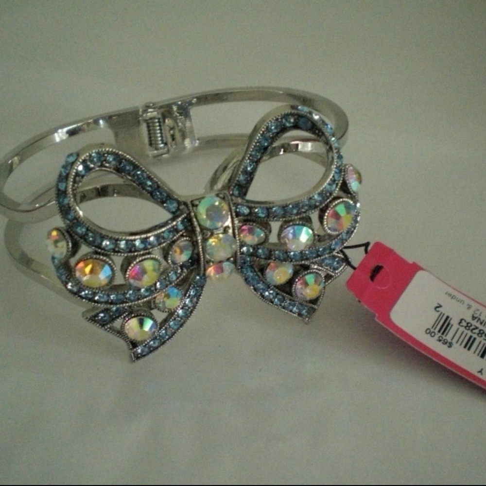 RAREBetsey Johnson Iconic Bonjour Butterfly Bangle - Picture 3 of 8